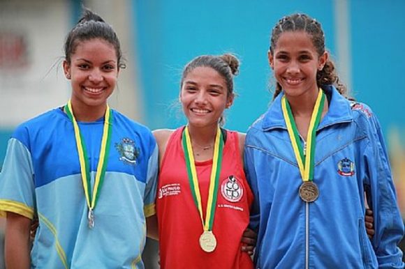 Tainara Gonçalves de Abreu, de agasalho azul, 3º colocada na prova dos 300m com barreiras da ASA-Sorriso - Foto: Assessoria