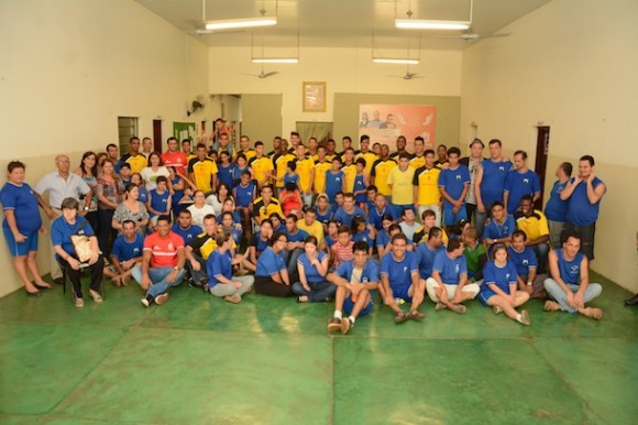 Jogadores e alunos posam para a foto - Foto: Varlei Cordova / AGORA MT