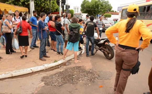 Populares observam a moto e o condutor após o acidente - Foto: Ronaldo Teixeira / AGORA MT
