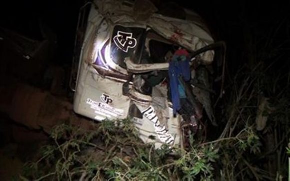 O motorista não foi identificado e morreu no local do acidente - Foto: Reprodução / TVF