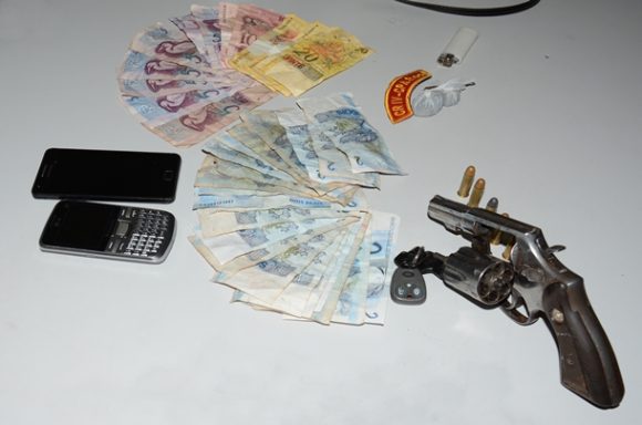 Dinheiro e arma encontrados com os jovens - Foto: Aécio Morais / AGORA MT
