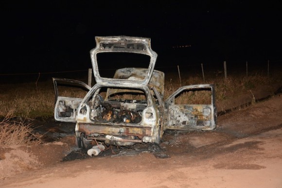 Carro ficou destruído com o fogo - Foto Varlei Cordova / AGORA MT