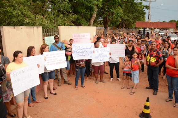 Familiares de alunos manifestando - Foto: Varlei Cordova / AGORA MT 