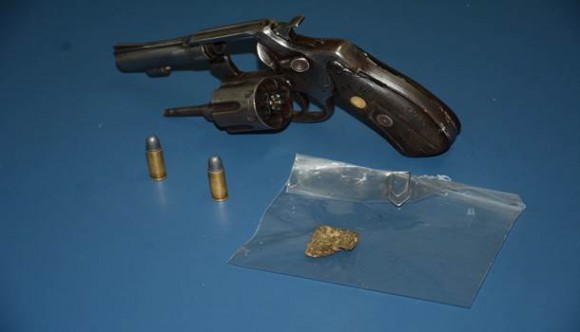 Revólver calibre 32 com duas munições e substância encontrada com o suspeito - Foto: Varlei Cordova / AGORA MT 