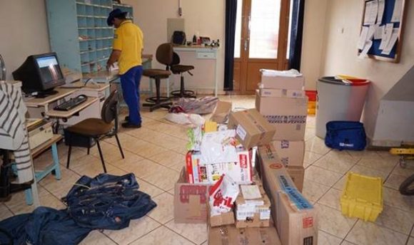 Carteiro de Alto Taquari separando as correspondências - Foto: Aparecido Marden / AGORA MT