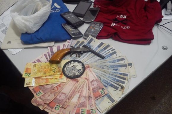 Arma e dinheiro apreendido com o suspeito - Foto: reprodução / Assessoria