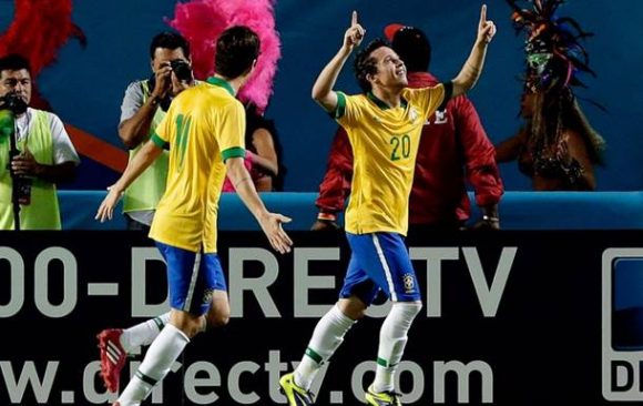 Bernard comemora seu primeiro gol com a camisa da seleção brasileira (Foto: Agência AP)