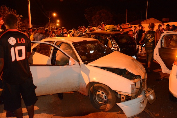 O carro ficou parcialmente destruído - Foto: Ricardo Costa / AGORA MT