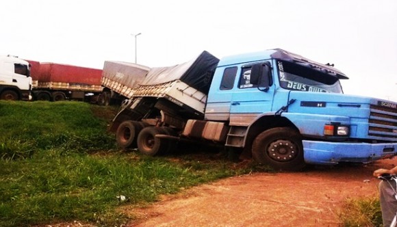 Caçamba do caminhão tombada - Foto: Ronaldo Teixeira / AGORA MT