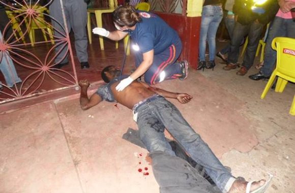 Vítima sendo atendida pelo Samu - Foto: José Antonio Araujo / AGORA MT