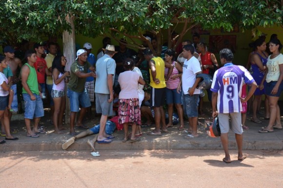 Populares observam a vítima - Foto: Aécio Morais / AGORA MT