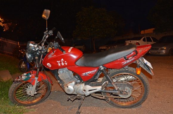 A moto da vítima ficou danificada após o acidente - Foto: Aécio Morais/ AGORA MT