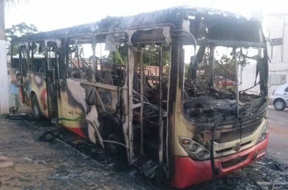 O ônibus ficou totalmente destruído - Foto: Ronaldo Teixeira / AGORA MT
