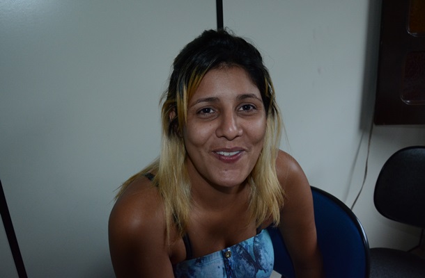 Antidia Tatiane Moura Ribeiro sorri para tirar foto - Foto: AGORA MT
