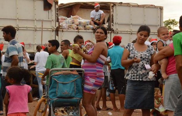 Os Jovens do grupo Diante do Altar, da Comunidade Divina Providência entregaram cerca de 600 cestas básicas e 1500 brinquedos  - Foto: Ricardo Costa/AGORA MT