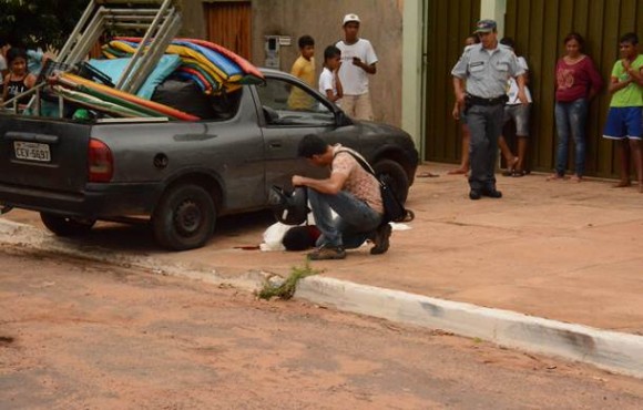 Amigo de Ronycleuson fica abalado ao reconhecer a vítima - Foto: Ricardo Costa /AGORA MT