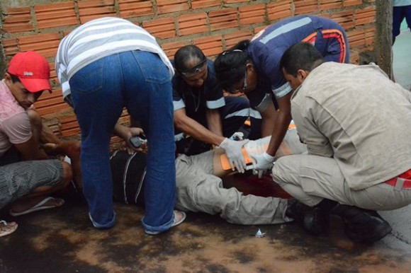 Vítima sendo socorrida pelo SAMU - Foto: Aécio Morais / AGORA MT
