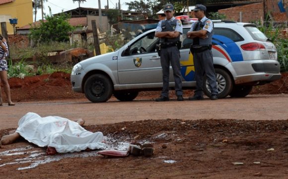 Os PMs estiveram no local para isolar o local do crime - Foto: Aécio Moraes/ AGORA MT