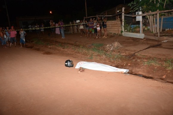 A vítima foi morta a tiros - Foto: Varlei Cordova / AGORA MT
