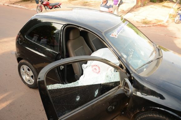 Carro em que as vítimas estavam - Foto: Varlei Cordova / AGORA MT