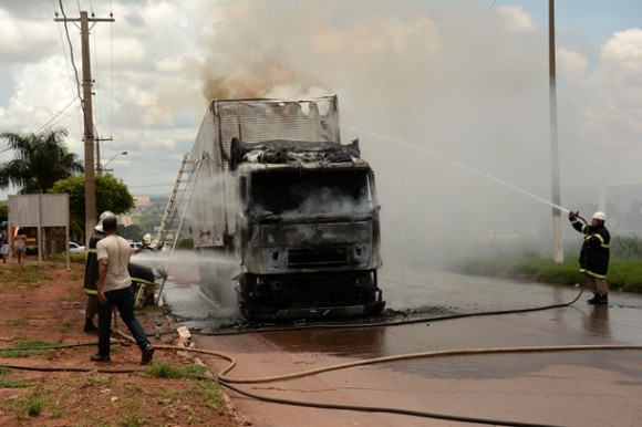 Momento em que a equipe do Corpo de Bombeiros tentam conter as chamas - Foto: Aécio Morais / AGORA MT 