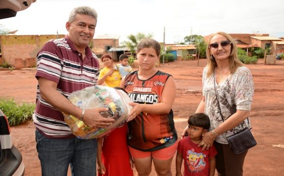 Voluntários entregam cestas a pessoas carentes - Foto: Varlei Cordova / AGORA MT