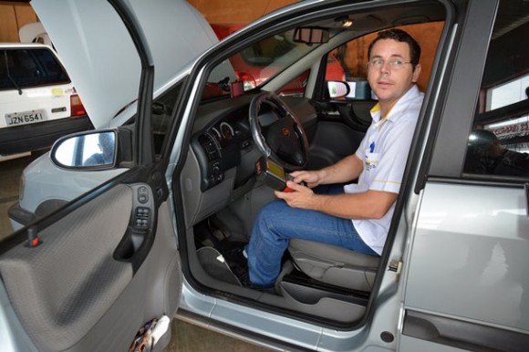 Fausto inspeciona veículo de cliente - Foto: Aécio Morais / AGORA MT