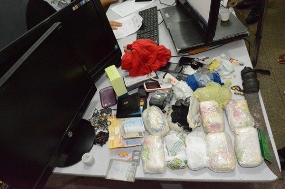 Objetos e drogas encontrados com os suspeitos - Foto: Aécio Morais / AGORA MT 