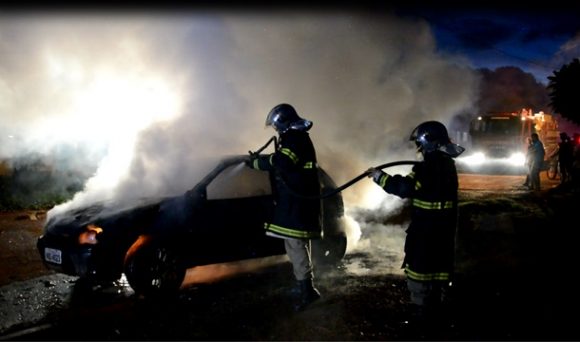 Bombeiros atuando contra o incêndio - Foto: Varlei Cordova / AGORA MT 