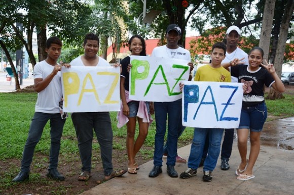 Jovens participaram da Marcha pela Paz - Foto: Ronaldo Teixeira / AGORA MT