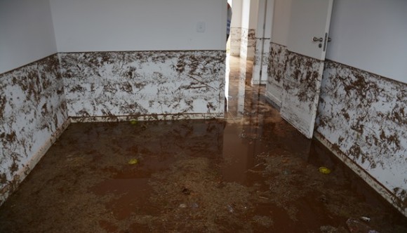 Nível que água atingiu em uma das residências - Foto: Aécio Morais / AGORA MT 