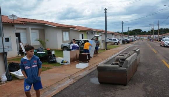 Populares retirando os móveis alagados - Foto: Aécio Morais / AGORA MT 