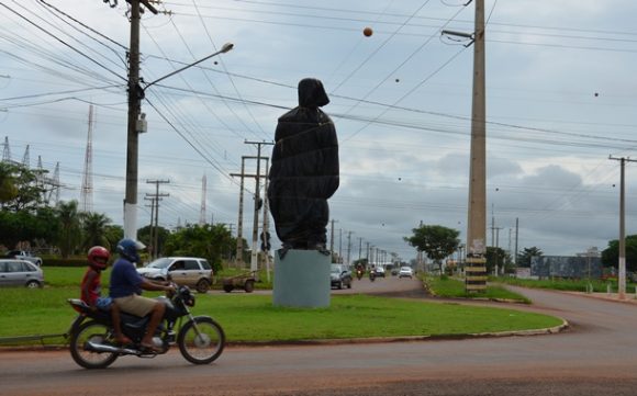 Estátua coberta por falta de pagamento - Foto: Aécio Morais / AGORA MT