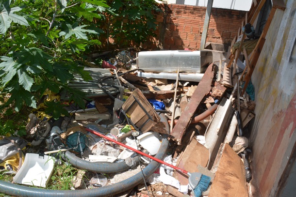 O fundo do posto está coberto de lixo e mato - Foto: Aécio Morais / AGORA MT