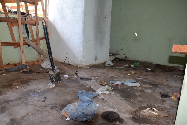 Fezes e lixo tomam conta de uma das salas - Foto: Aécio Morais / AGORA MT