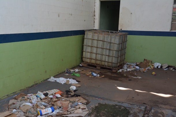 Lixo espalhado pelo posto - Foto: Aécio Morais / AGORA MT