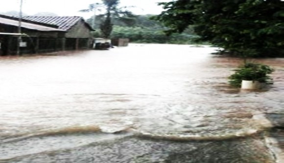 Chuva alagou as ruas da região do Cascalhinho - Foto: você repórter 