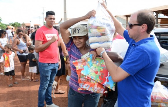 Voluntários entregam alimentos a famílias carentes - Foto: Varlei Cordova / AGORA MT
