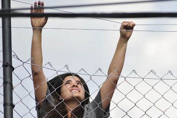 Ela aproveitou o tumulto para tentar fugir - Foto: Reprodução / Tv Globo