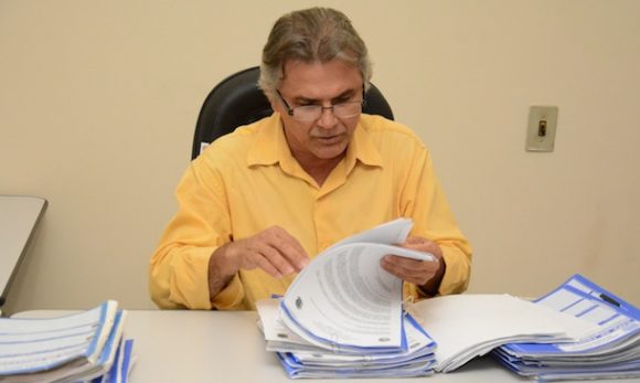 Coordenador do Procon, Juca Lemos analizando os processos - Foto: Aécio Morais / AGORA MT 