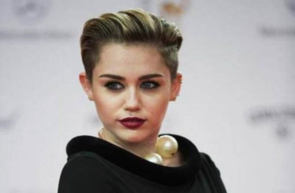 Miley Cyrus com o colar da maison francesa no Bambi Awards, na Alemanha Gero Breloer / AP 