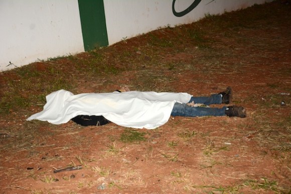 A Polícia Militar encontrou o corpo do rapaz caído de frente a casa de show – Foto: Varlei Cordova/AGORA MT