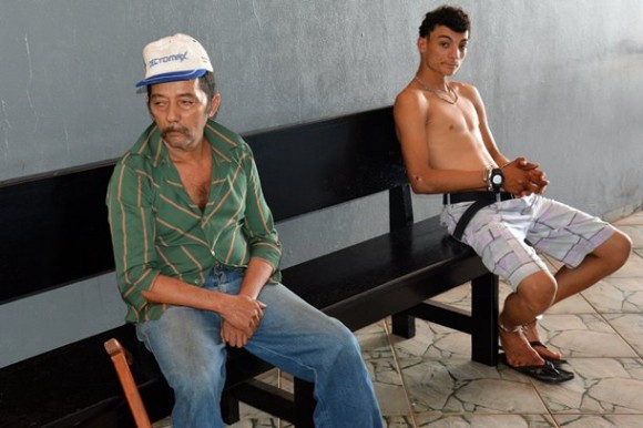 O idoso Osvaldo e o vulgo Madruga, presos na 2ª Delegacia de Polícia - Foto: Aécio Morais / AGORA MT