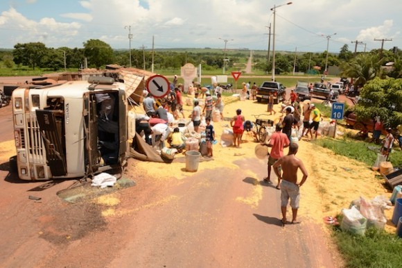 A carreta foi danificada e mais de 80% da carga foi carregada – Foto: Varlei Cordova / AGORA MT