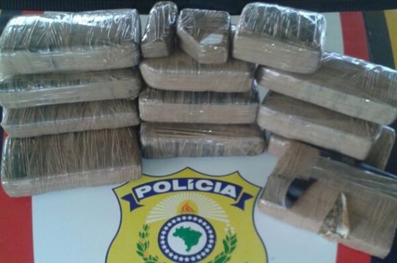A droga estava distribuída em 15 invólucros - Foto: Divulgação / PRF