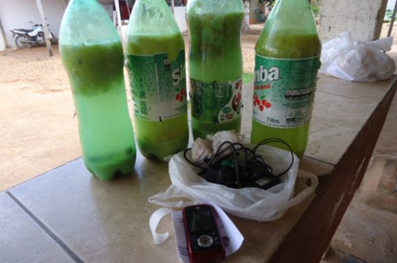 Além dos celulares, vários litros de bebida alcoólica foram encontrados - Foto: AGORA MT
