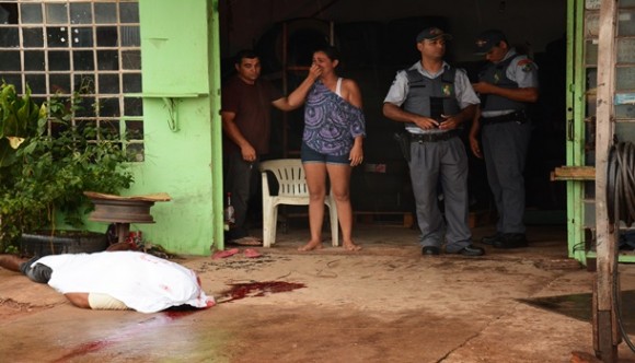 Vítima caída ao chão - Foto: Aécio Morais / AGORA MT 