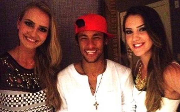 Neymar posa com as catarinenses Thais Voss e Emily Broering e brinca com a altura das moças Foto: Reprodução/Facebook 