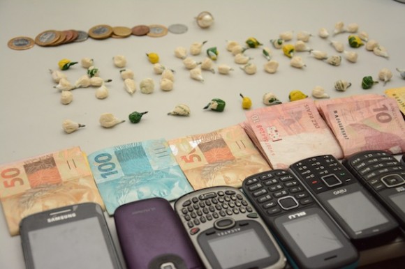 Droga e dinheiro apreendido com a suspeita - Foto: Varlei Cordova / AGORA MT