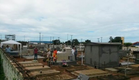 Civis no início dos trabalhos no cemitério municipal na manhã desta quarta-feira - Foto: Aparecido Marden/ AGORA MT